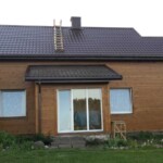 karkasinis namas su fasadu is mediniu lenteliu ir skardiniu stogu