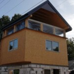 sienu montavimas name ir stogo uzdengimas
