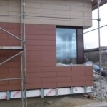 dvieju aukstu namas su kampiniais langais ir ventiliuojamu fasadu