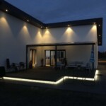 led apsvietimas terasoje prie namo su fasadu klinkerio imitacija